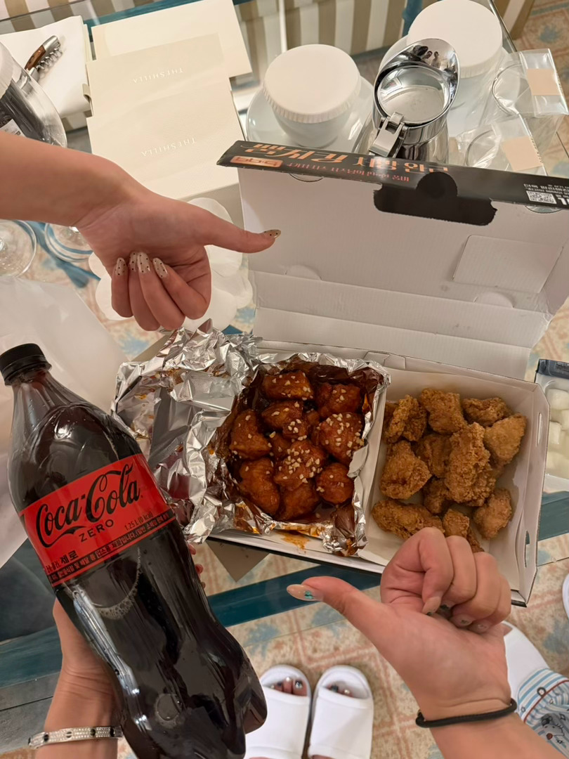 三个饿死鬼落地到酒店的第一件事 点个BBQ炸鸡  韩国·济州岛新罗酒店