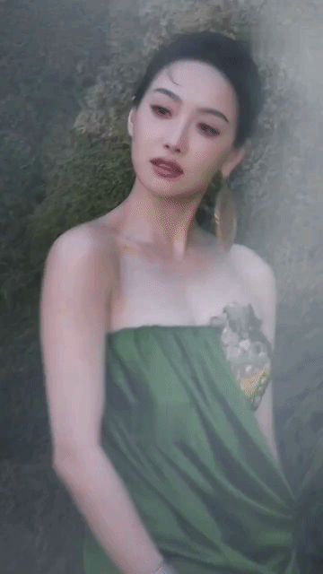 女团的精气神就是不一样，宋茜和宁艺卓不约而同都做了干净利素的盘发，不需要什么复杂