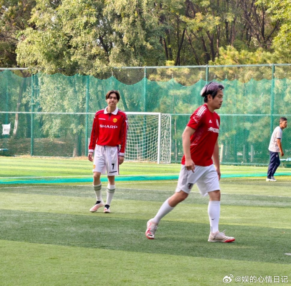 有网友偶遇李易峰，感觉他自从不放明星后有点不在意形象了 ​​​