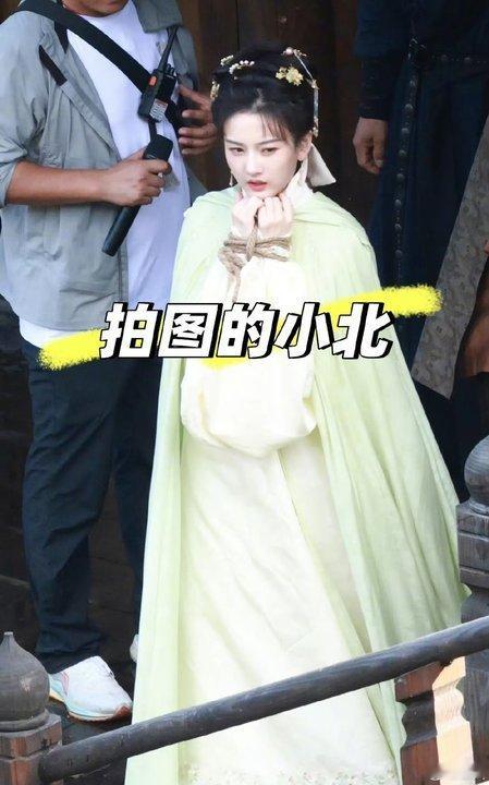 娱乐[超话]宋祖儿表妹万福白衣绿袍路透 宋祖儿表妹万福被绑路透，白衣绿袍，好像一