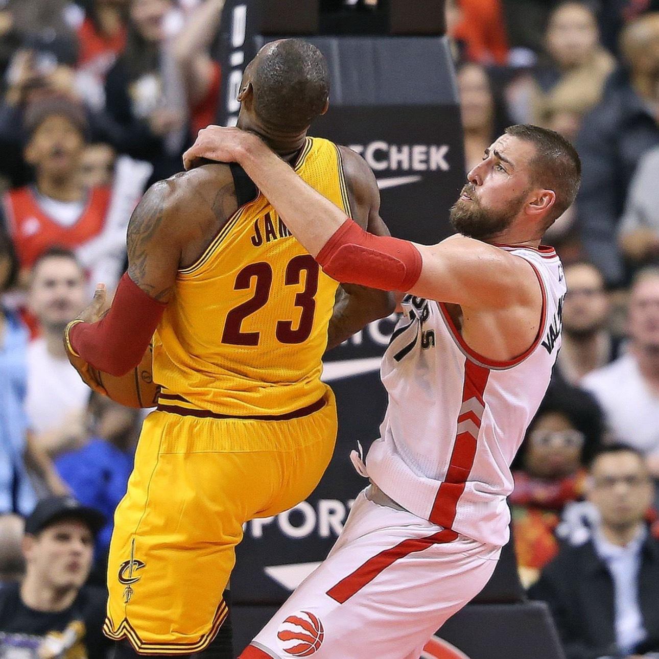 瓦兰丘纳斯聊起自己在猛龙效力时总是碰上勒布朗的经历：“我们每次都直接撞上他，然后