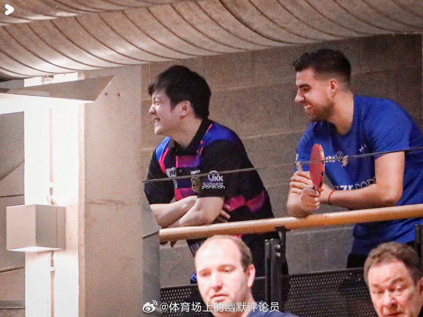 樊振东德甲乒乓球联赛樊振东笑眯眯观赛 请肆意奔跑 在每一个旷野 （