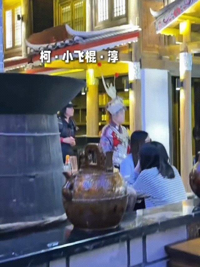 柯淳趴刘嘉玲肩膀说悄悄话 贵州成了一路繁花2的快乐宝藏地！柯淳和嘉玲姐路透超甜，