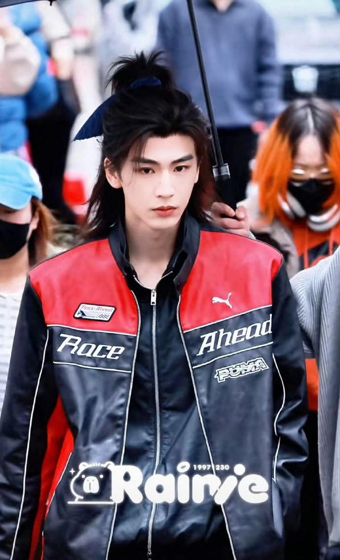 张凌赫萧厉赛车服酷daddy张凌赫机车服凌乱高马尾 张凌赫萧厉赛车服酷daddy