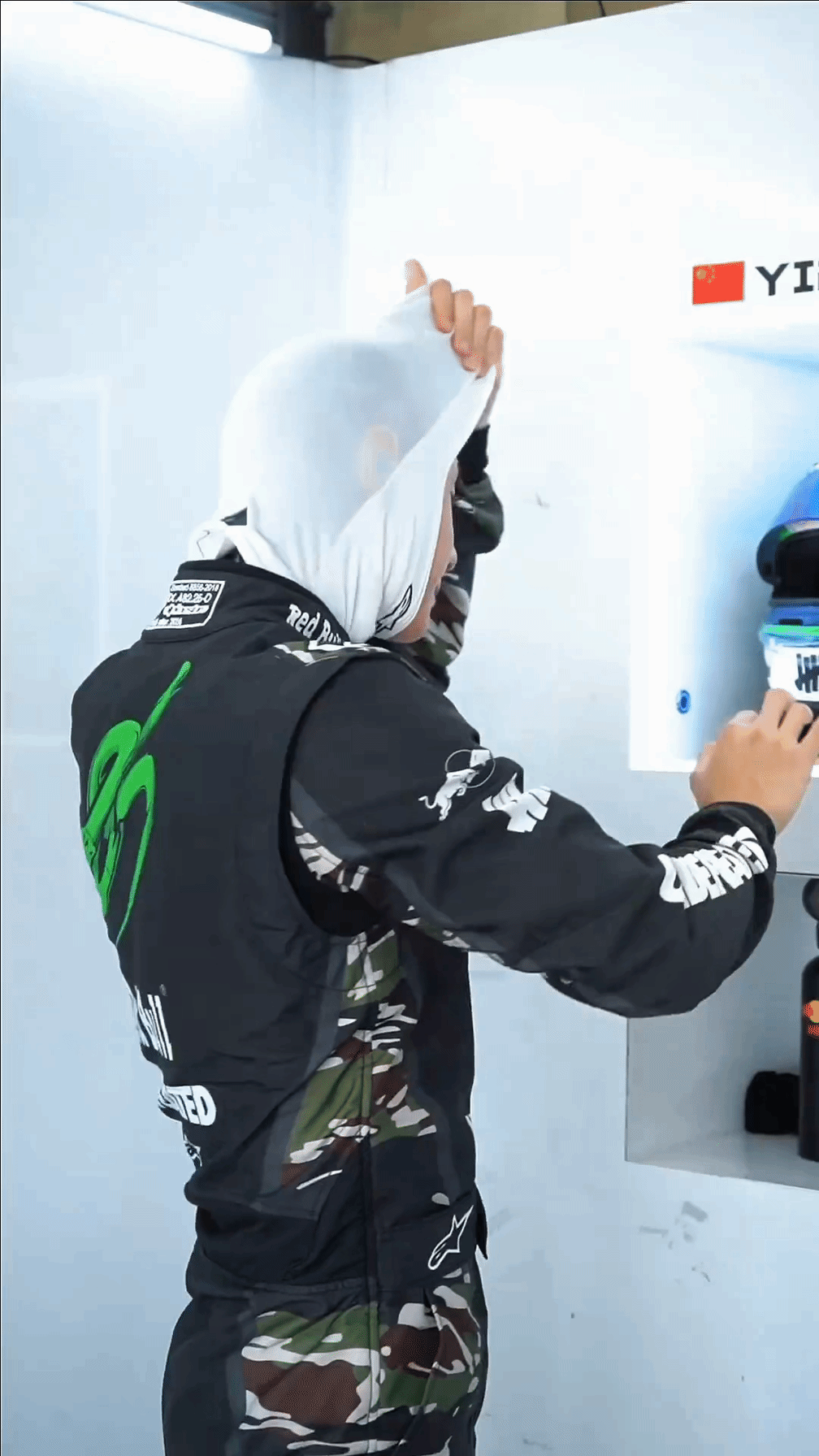 戴头套vs摘头套，潇洒帅气的不得了。帅哥怎样都好看啊！王一博85racing