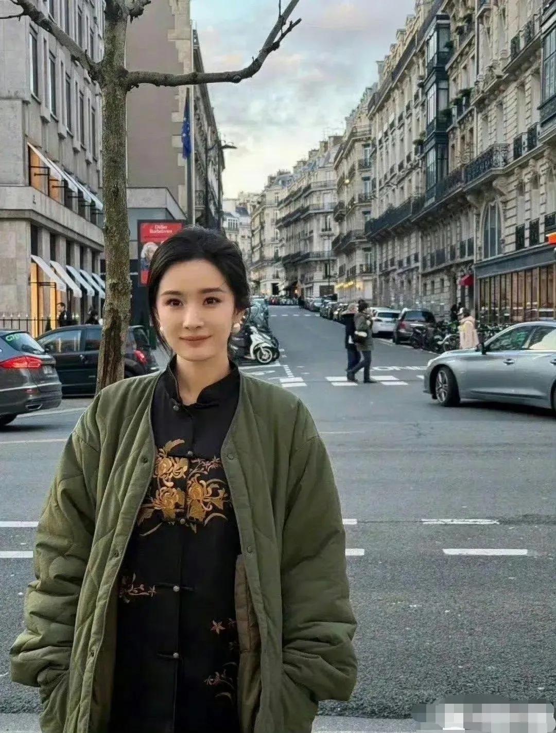 杨幂这身衣服，普通人穿估计显老50岁…
果然长得漂亮就是可以为所欲为[泪奔]
我