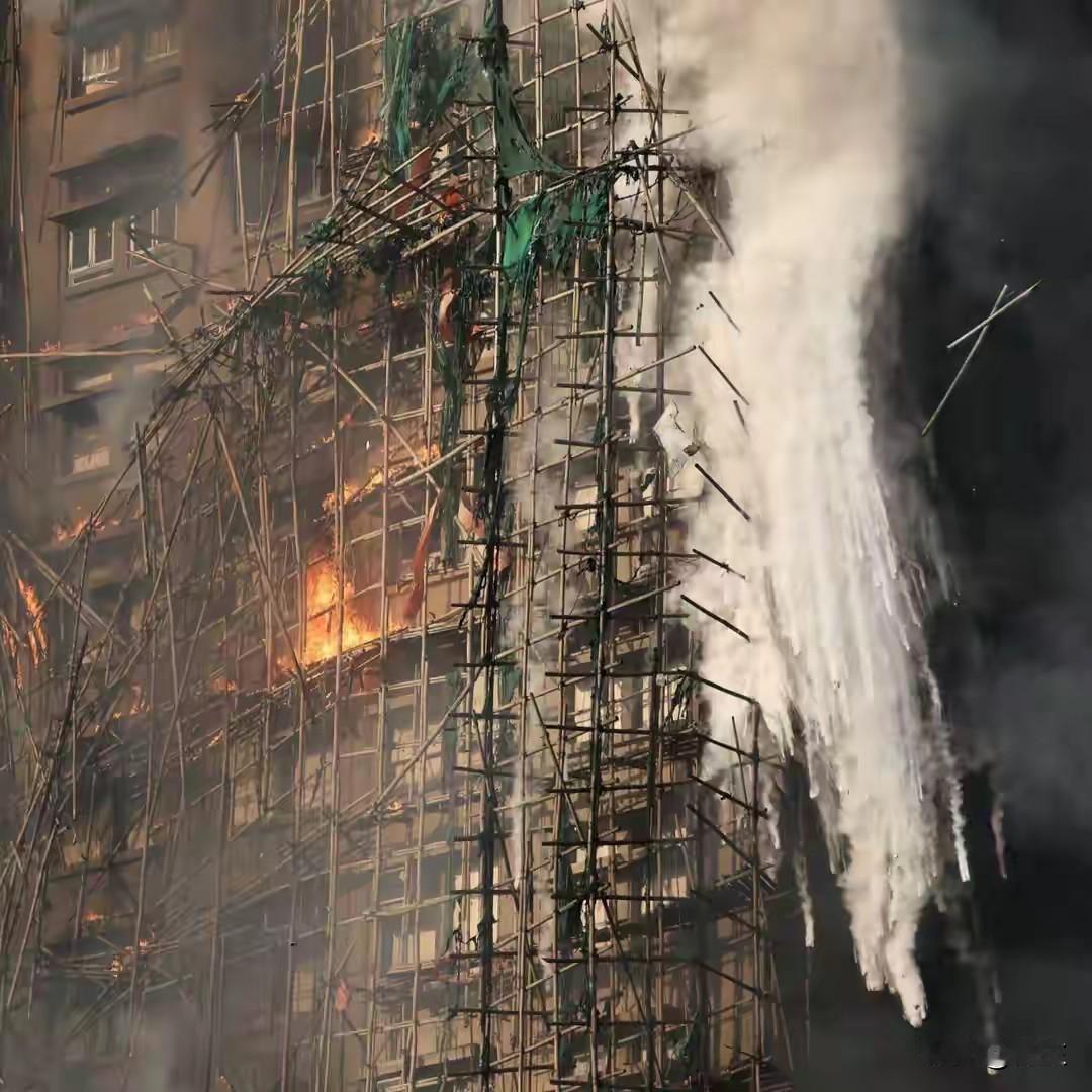 香港的这起火灾，可以说全世界都在关注，连隔壁80岁的老大哥都在跟我讨论，他说：这