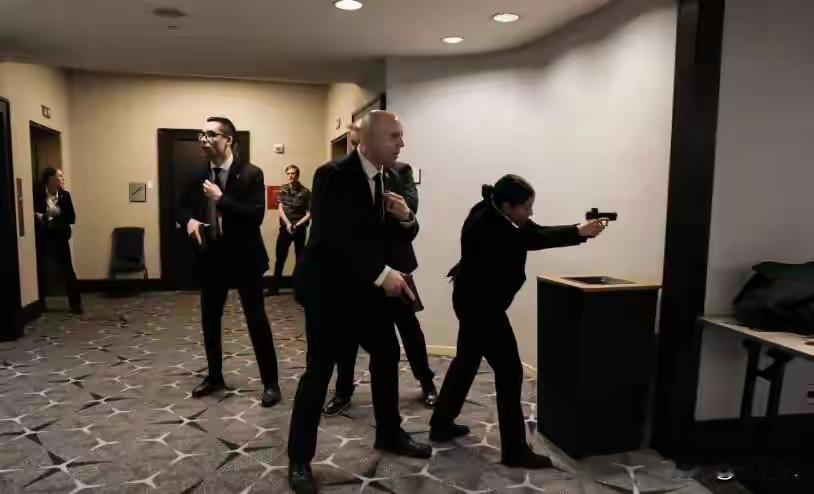 突发！特朗普晚宴遇袭惊魂，穆杰塔巴强硬下令，中方连发高风险预警
 

 
一、白