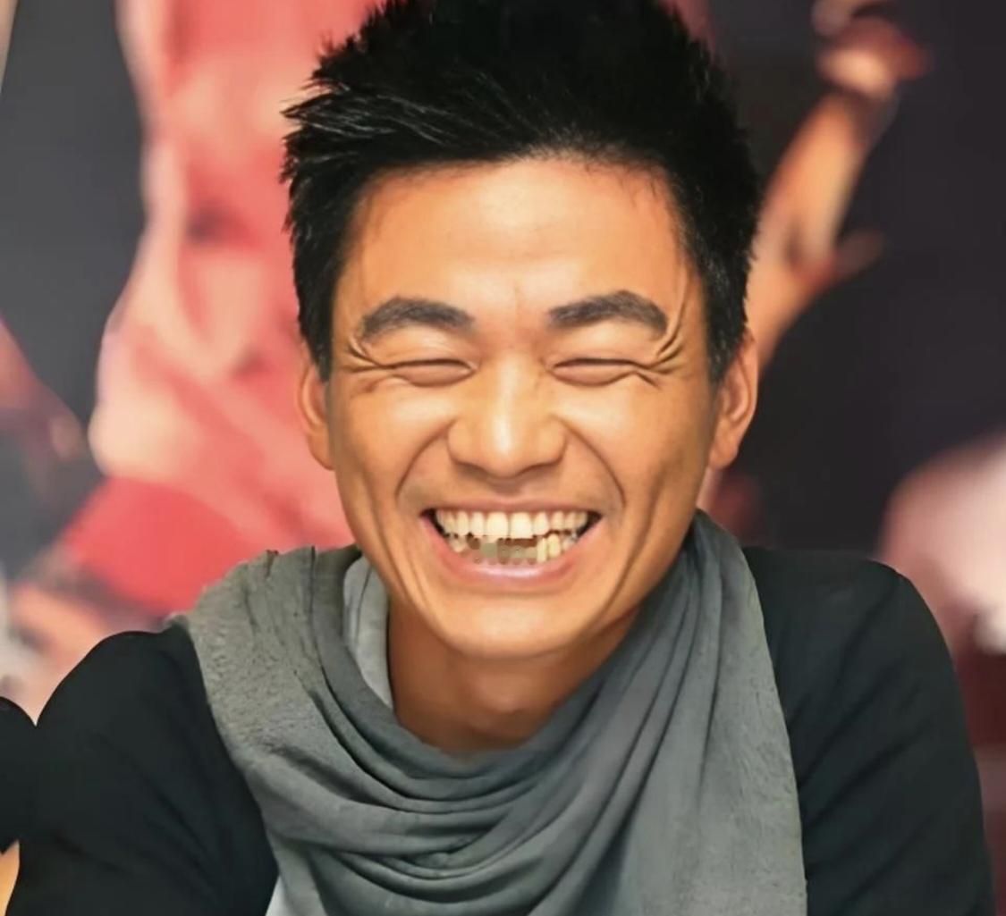 在马年新春的热闹氛围中，王宝强带着他那标志性的憨厚笑容，向广大观众送上了诚挚而温