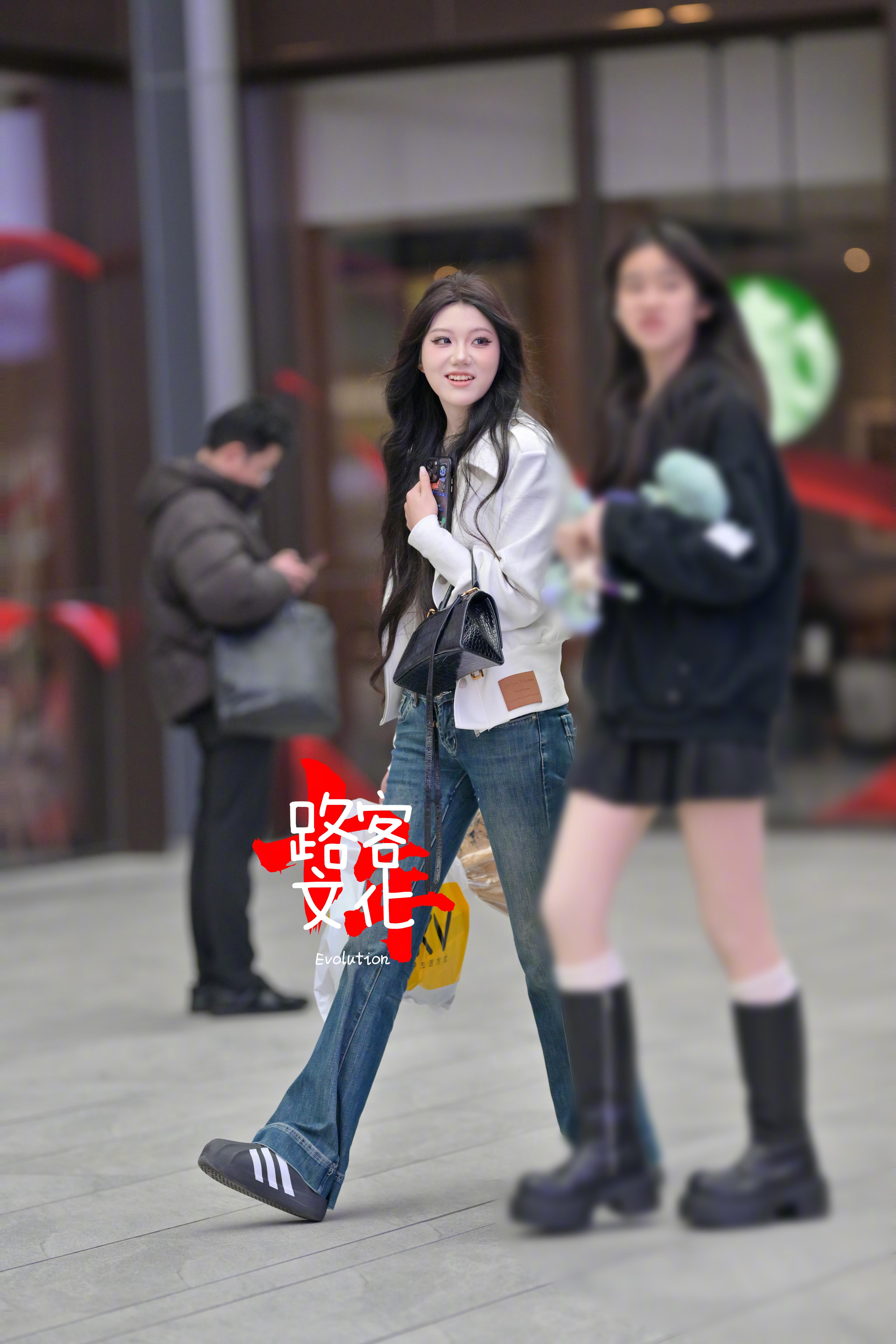 感觉现在路上穿耐克的真的少了小姐姐们都偏爱阿迪便宜又好看 