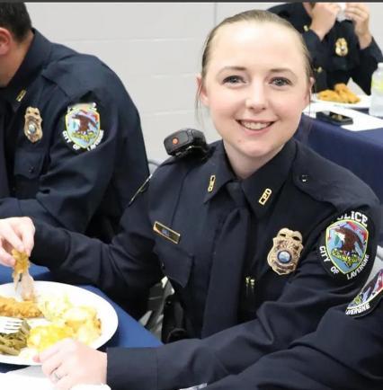 2023年，一名美国女警婚内出轨，工作期间与8名同事乱搞，被解雇后成脱衣舞娘。