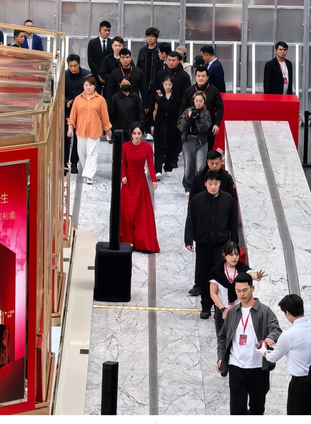 杨幂，怎么到这里参加活动啊。