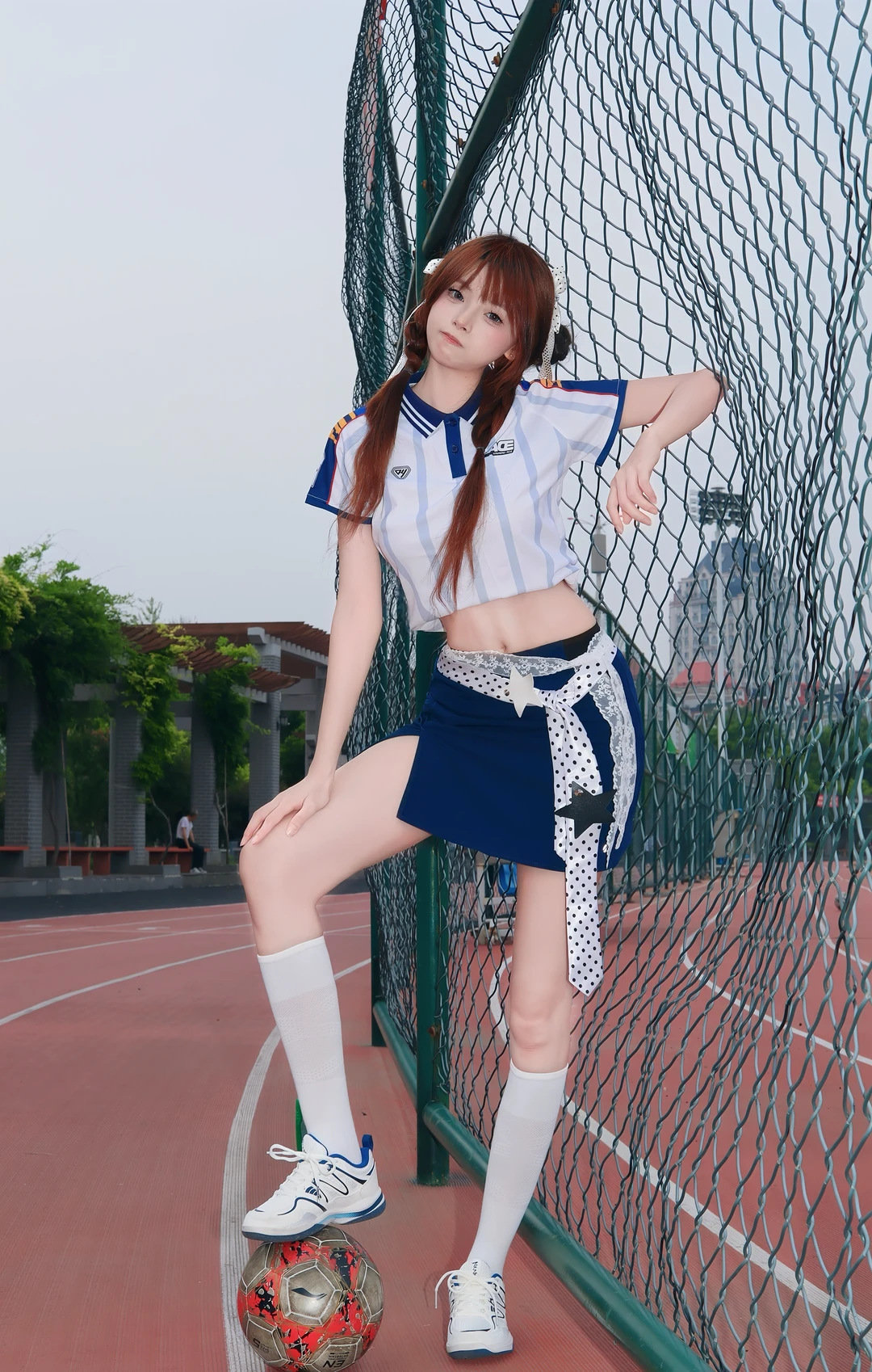 没人追就去踢球⚽️一拿到球就有好多人追