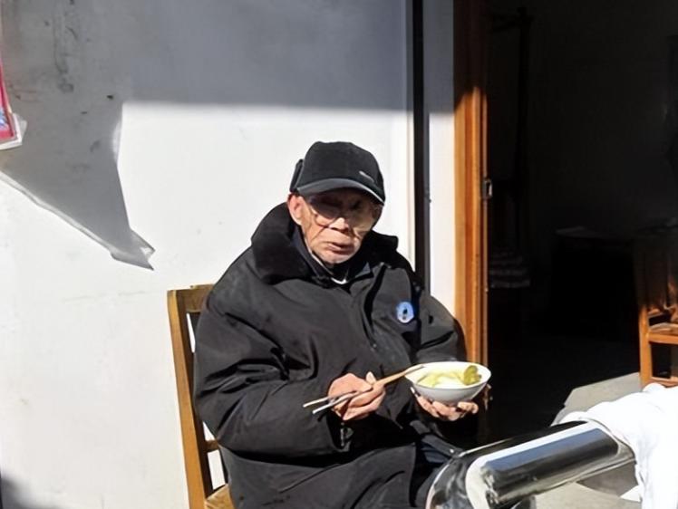93岁痴呆老人跳河，获救后大喊：全体都上刺刀！就是这一句话，惊动北京，查明身份后