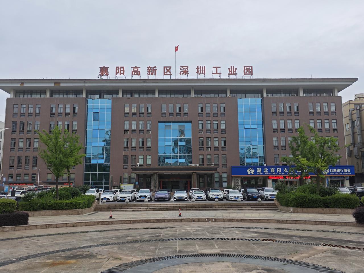 "民科"是民间科学家（或民间科学爱好者）的简称，通常指那些没有在正规学术体系（如