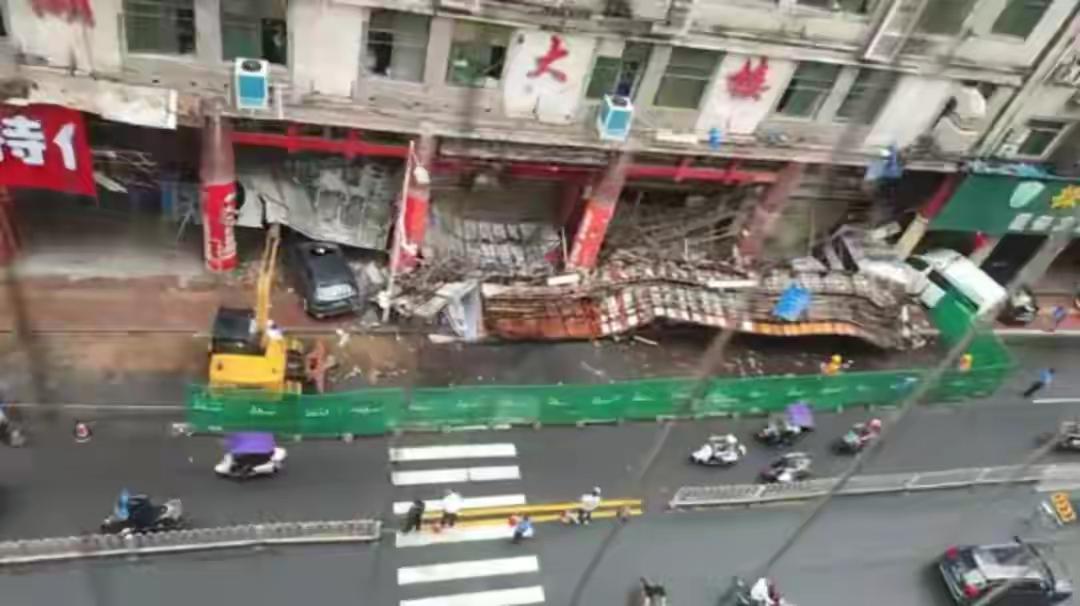 株洲新店招牌凌晨坍塌，多车被砸幸无人员遇险
5月13日，湖南株洲荷塘区突发店铺招