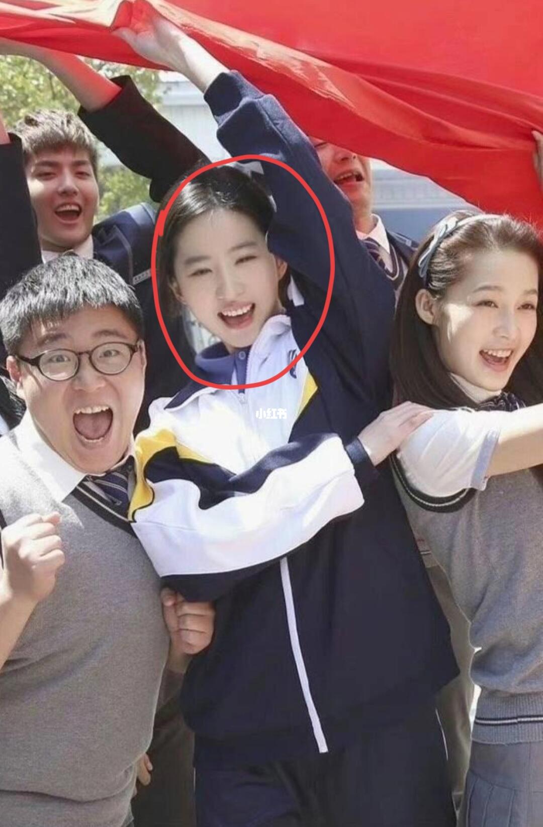 感觉刘亦菲和其他人不是一个图层