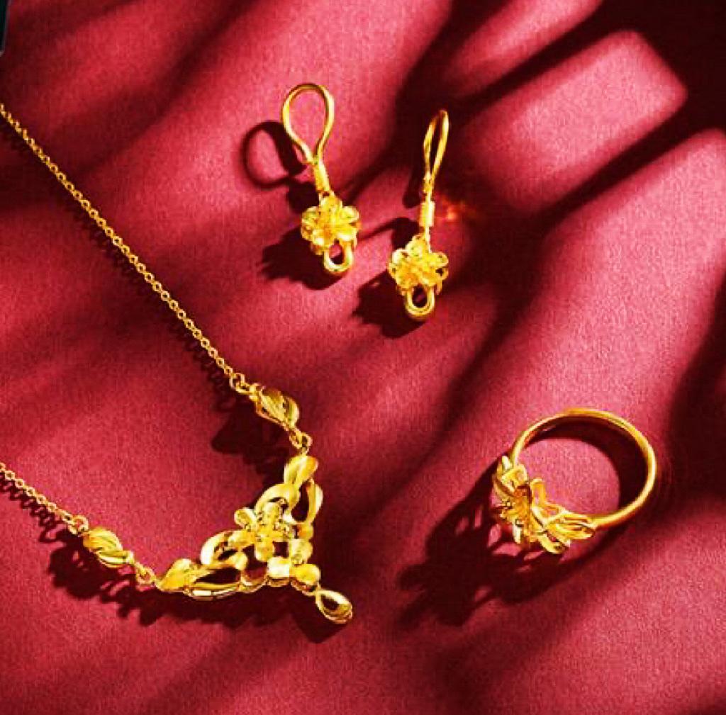 黄金价格一直趋于上涨趋势，虽然今天下跌了一点，但每克还是要950多元。

普通老