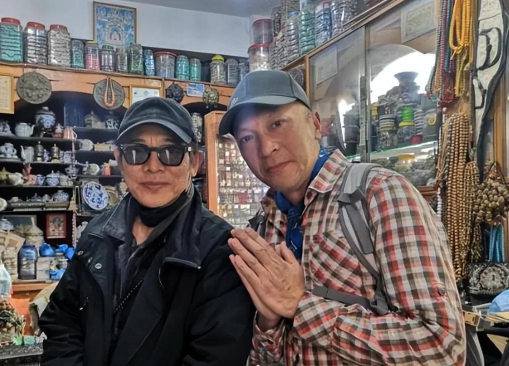 李连杰在尼泊尔过春节! 最新的面相看起来特别古怪

看了一下李连杰的这个面相，真