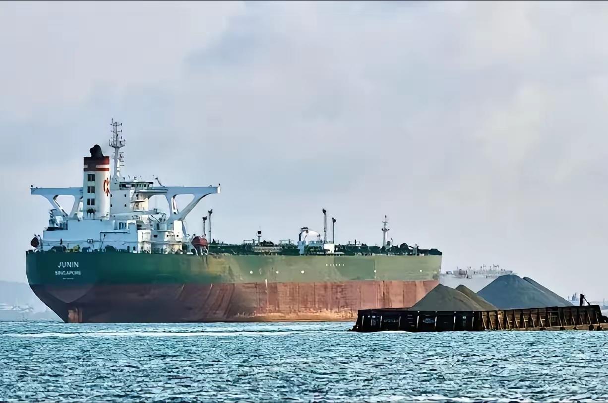 快讯
两艘中国油轮，正驶向美军的封锁线。美国敢不敢扣？全世界都在屏息关注！
​​