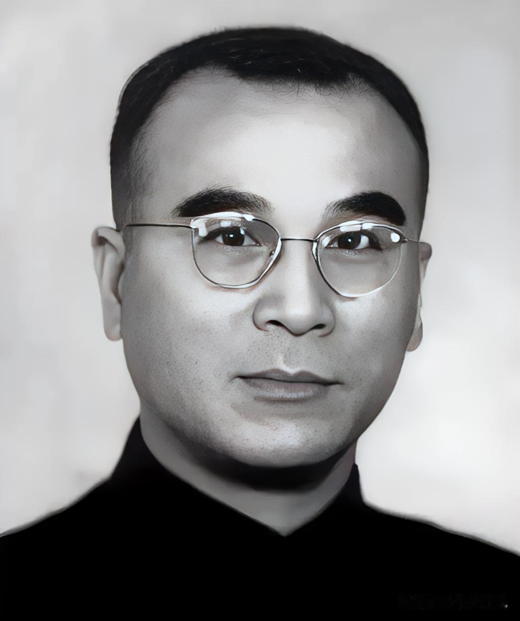 1949年，南京上万名政治犯即将被集体处决，一个国民党高官冒死拦下屠刀，30年后