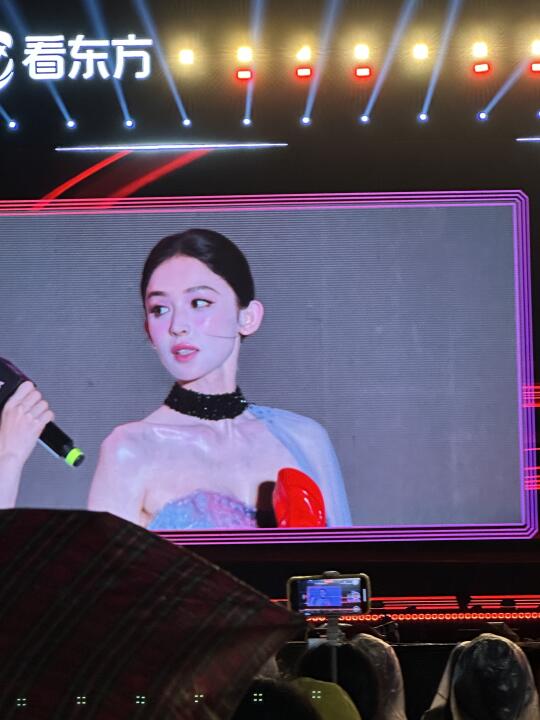 非粉都震撼的程度，娜扎这大屏美的是真人嘛？