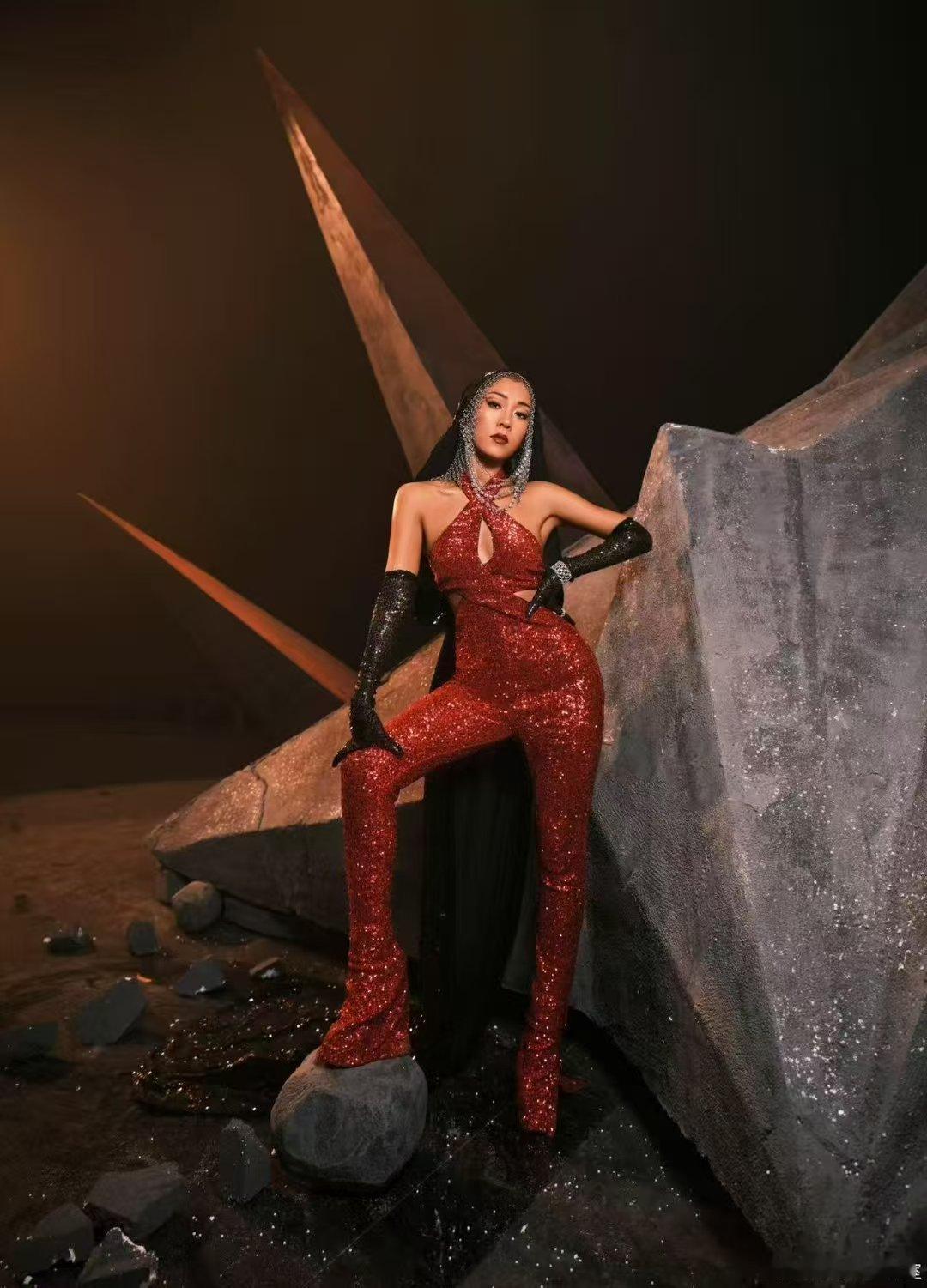 吉克隽逸完全是女王级别 在新歌MV里，吉克隽逸化身神秘女王。华丽造型，凌厉眼神，