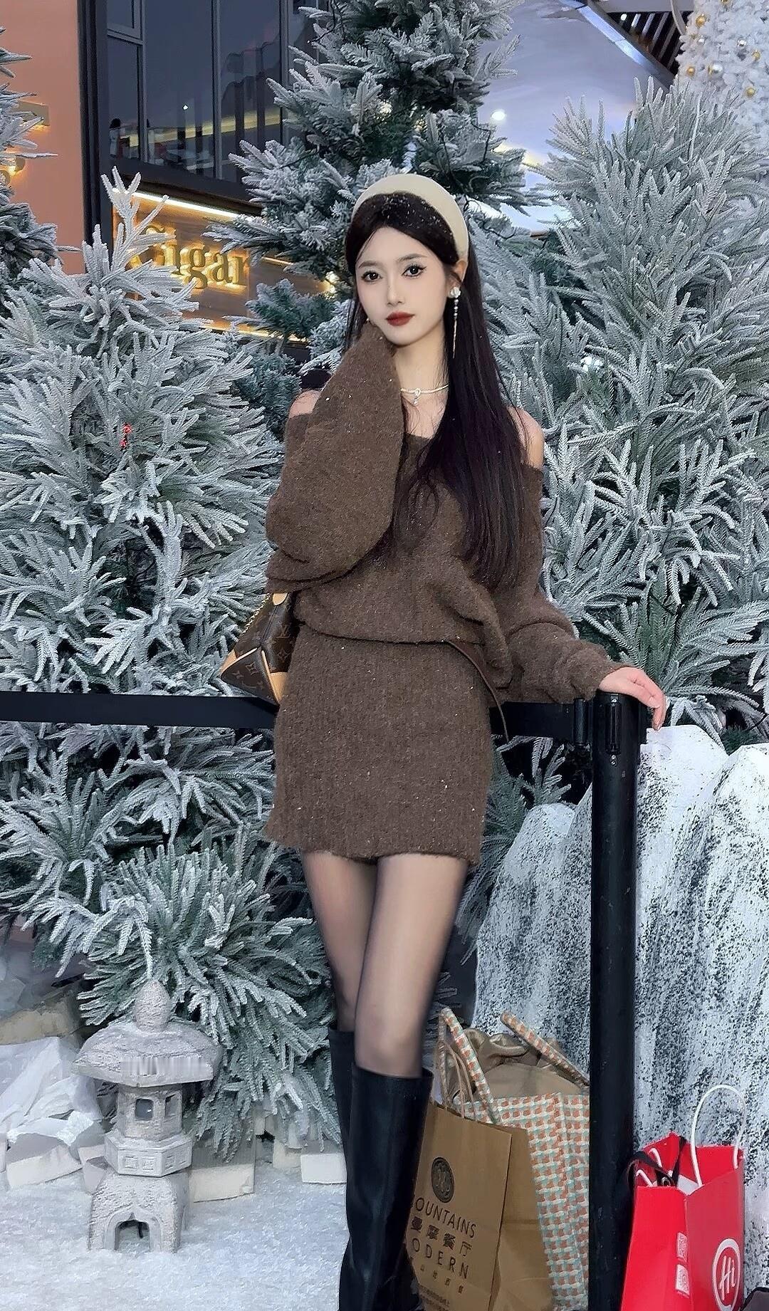 暖棕与雪树
 
商场外的人造雪沾在松枝上，像给深绿的针叶撒了层细糖。我裹着一身棕