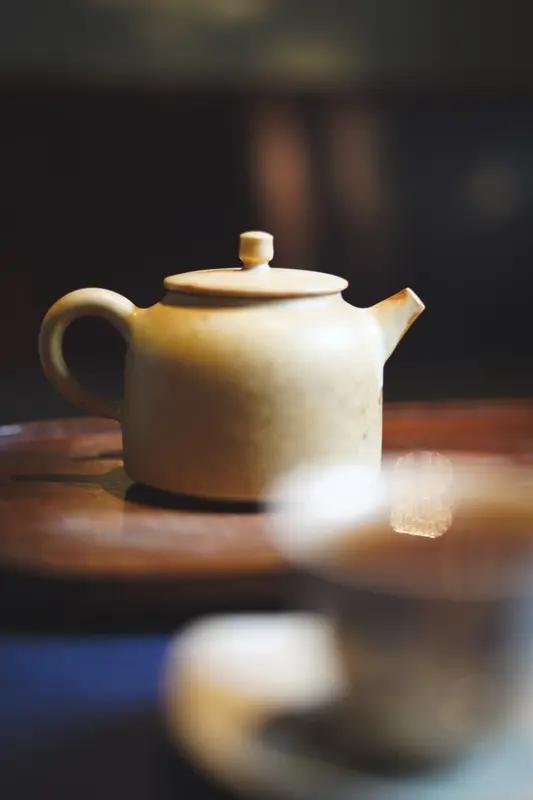 人生如茶，确实得看开点，生活才能开心。现在“真心话茶局”火了，因为成年人都憋了太