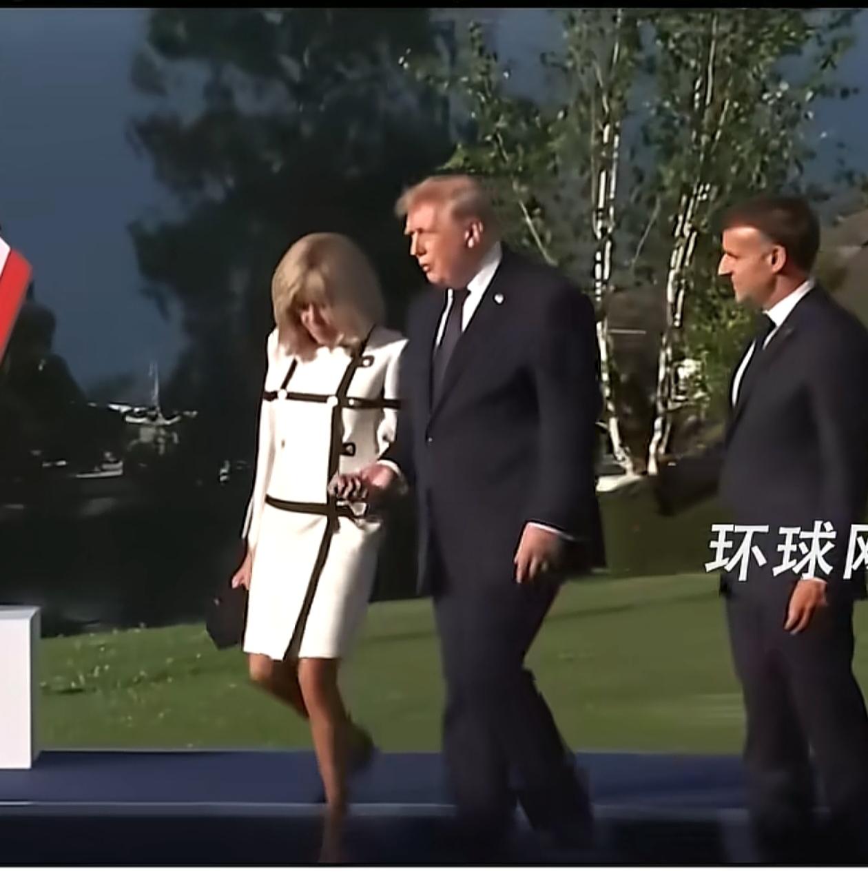 特朗普当着马克龙的面牵走了马克龙夫人的手，马克龙一脸无奈。