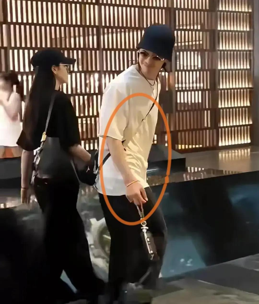 婚后最怕啥？不是不爱，是各忙各的。吴建豪这次直接把答案晒出来了。

东京衣帽间，