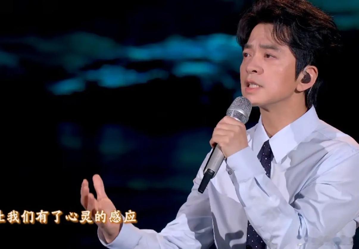 央视春晚，这三个演员火了！第一个、王一博很多网友发现，一向酷酷的王一博不仅笑了，