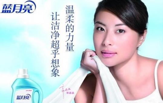 一直以来，蓝月亮都是国货品牌里的领先者，如今却传出市价蒸发千亿，而这也为这家伪国