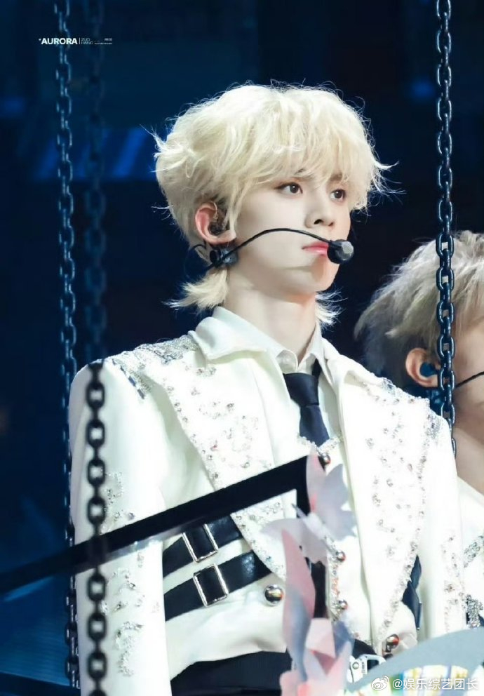 好精致的白发bjd[可怜]左航白发狼尾真的好帅啊[抓狂]舞台上魅力满分的小王子[