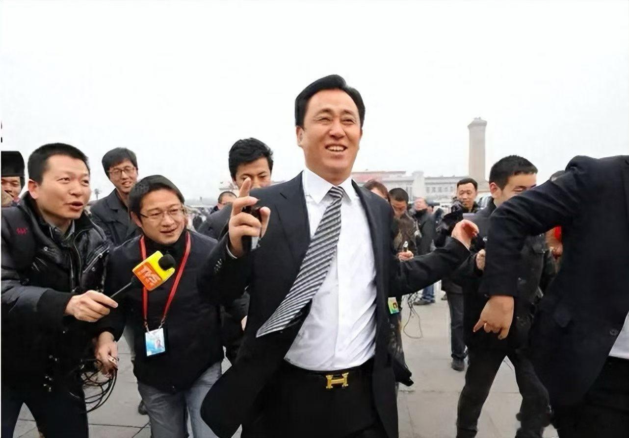 许家印一审被判无期好像胖了点，头发也花白了。 