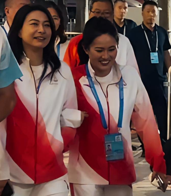 郭晶晶和陈若琳两位跳水界的王者同框！
两位“跳水皇后”同框，是不是让人想起来，两
