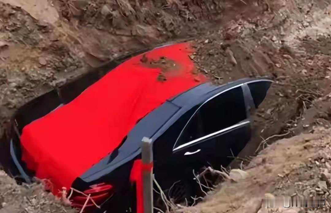 尽孝怎成闹剧在东北辽宁暴发户金先生，居然买百万奔驰豪车为自己死去的家人陪葬，用百