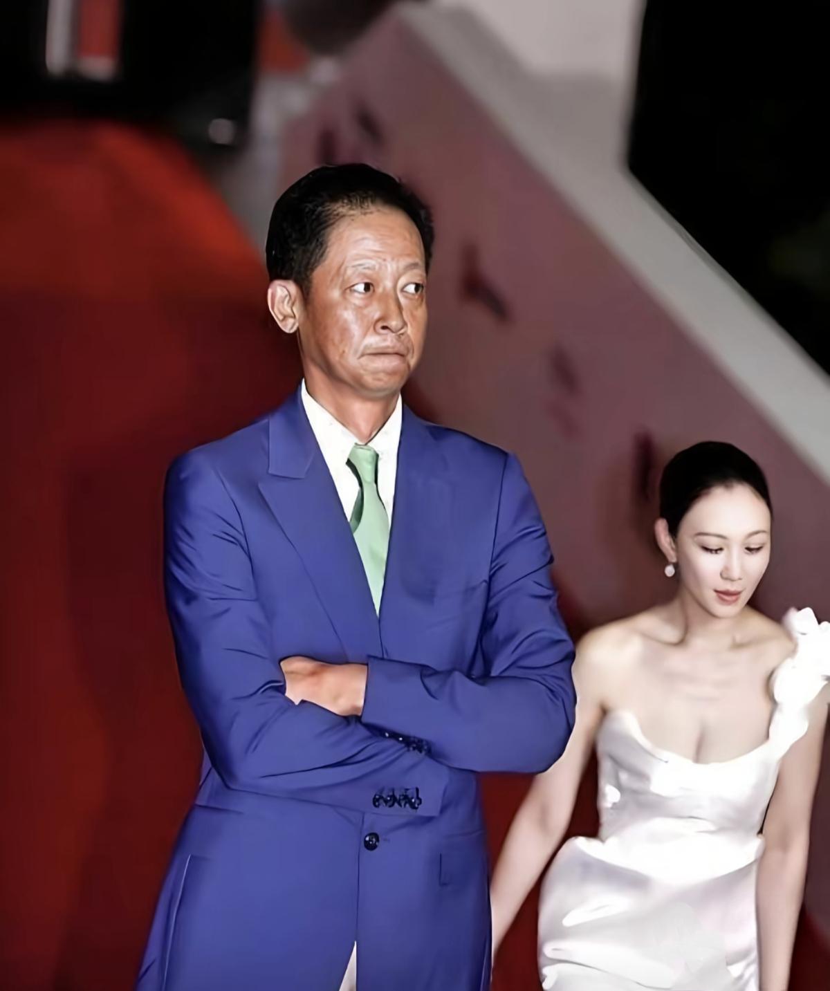 王志文怎么这么黑？演包公都不要化妆了。王志文虽长的真貌不扬，可他交的女友一个顶一