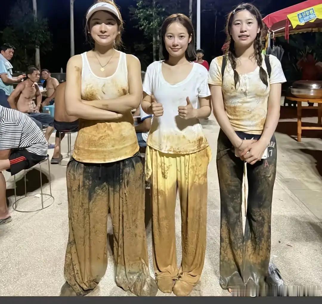 泥泞六小时，三位姑娘扛来深山希望
 
台风过境，广西横州深陷洪灾，山间村落道路冲