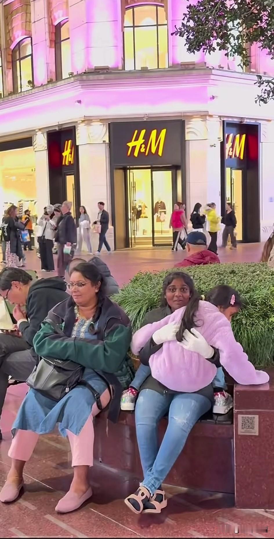 随着中印的开放，
越来越多的印度人来到了上海，
大街上充满了印度风情，
尤其是外