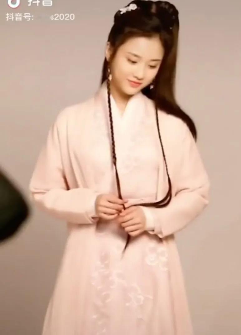 任嘉伦的古装女搭档哪个最美?
每个嘉人的喜好不同，我则最喜欢张慧雯，她和任嘉伦从