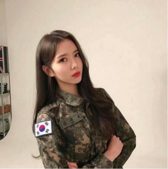 韩国女权彻底疯魔了！59.6%的女人点头让女人也去扛枪服兵役！可举手的早过了服役