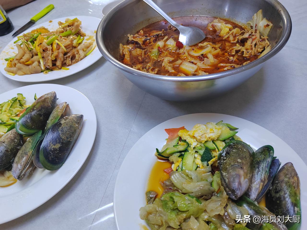 端午节聚餐的时候，我做了个香辣无骨鸡爪，兄弟们都吃的很开心，两大盘鸡爪一点没剩下