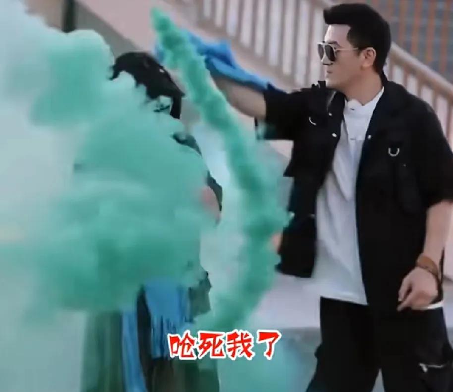 杨子围着黄圣依放烟花，本来是一件极为浪漫的事情让杨子变成了像是放烟雾弹，只见杨子