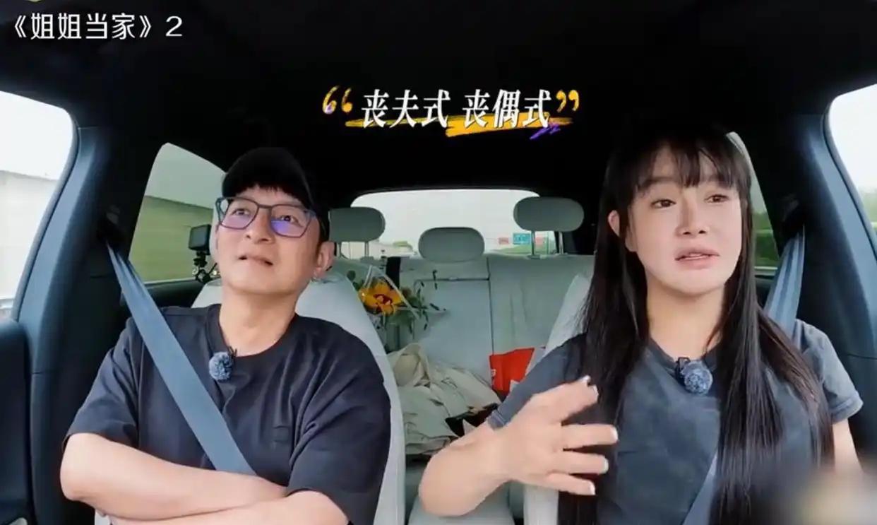 冉莹颖像是为了节目效果故意在激怒邹市明！
 
邹市明主动示好，上前给她开车门，她