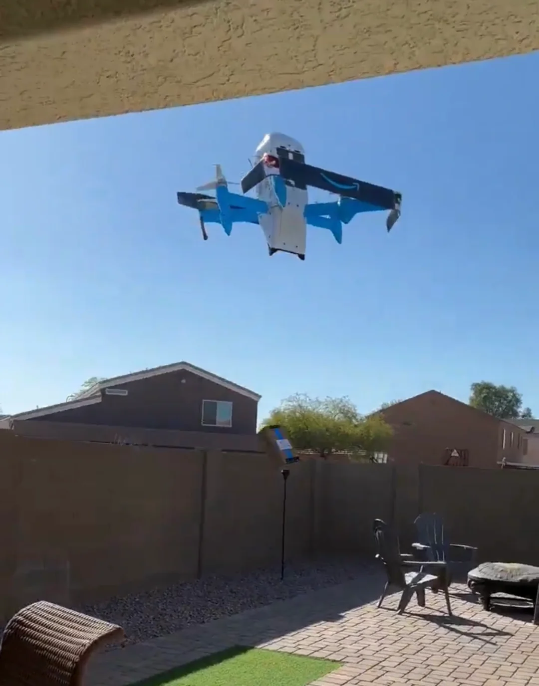 亚马逊获得美国联邦航空管理局的批准，测试其新型小型送货无人机，为客户提...