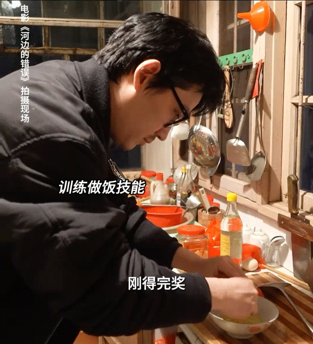 那就不得不谈到朱一龙饰演的马哲各种“加鸡腿”的表演，只有想不到没有做不到，融入角