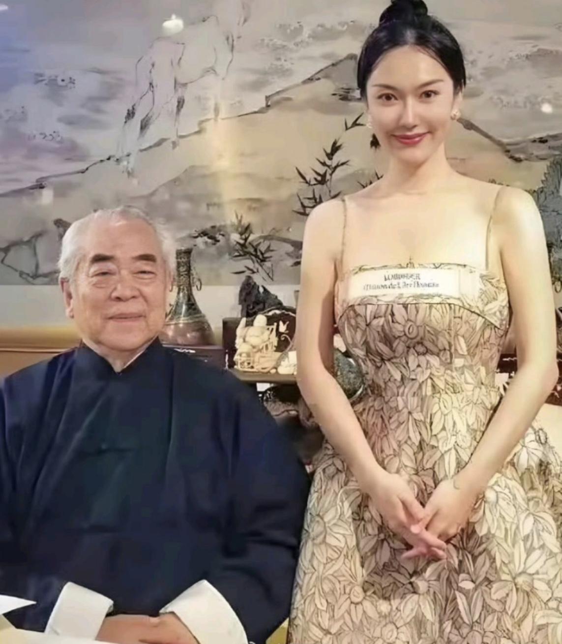 87岁的著名画家范曾宣布喜得爱子！
这是范曾大师与现在的第四任年轻妻子徐萌所生的