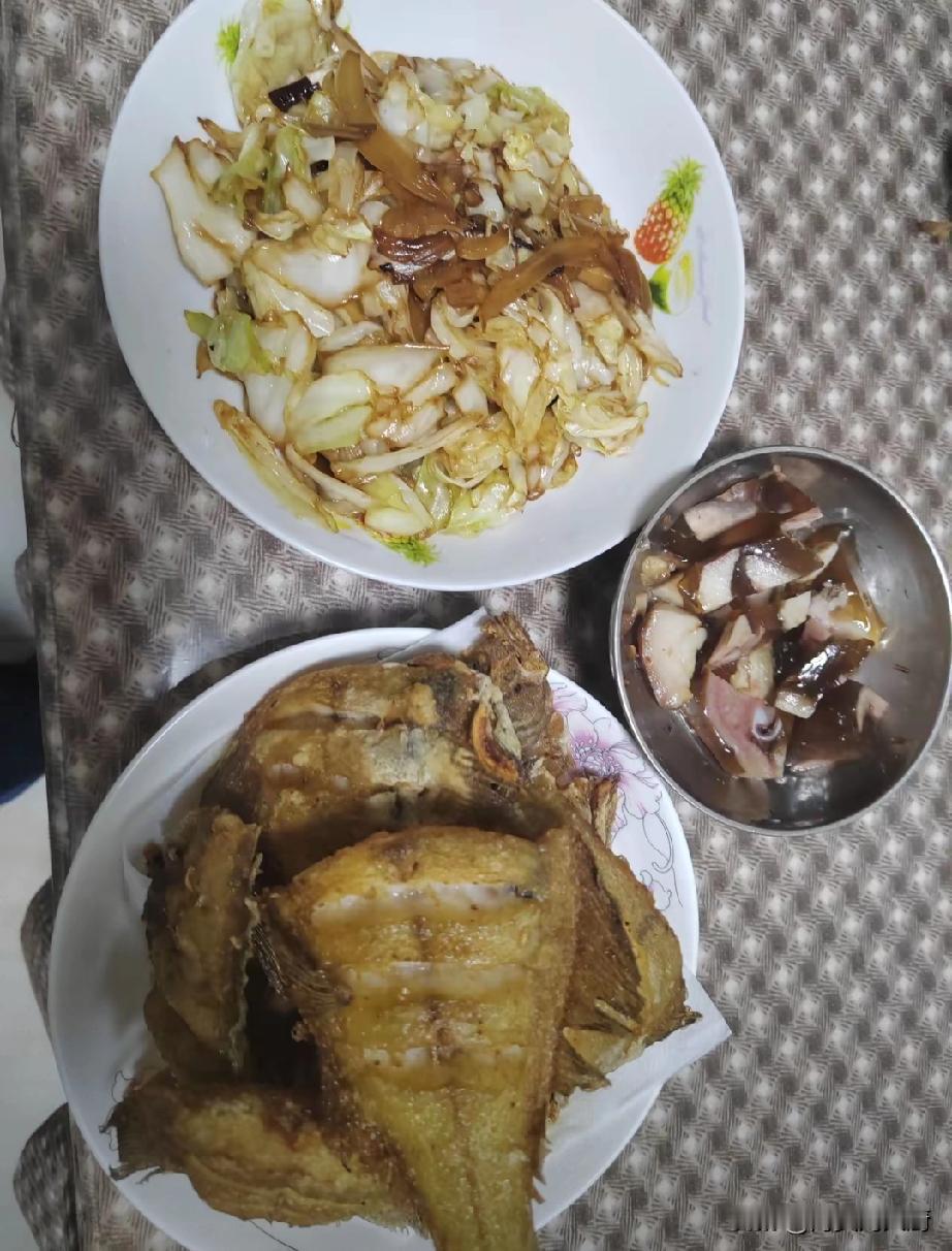 儿子和女朋友出去约会，老婆去上班，中午还说两家沙发厂老板都打电话让她去干活，估计