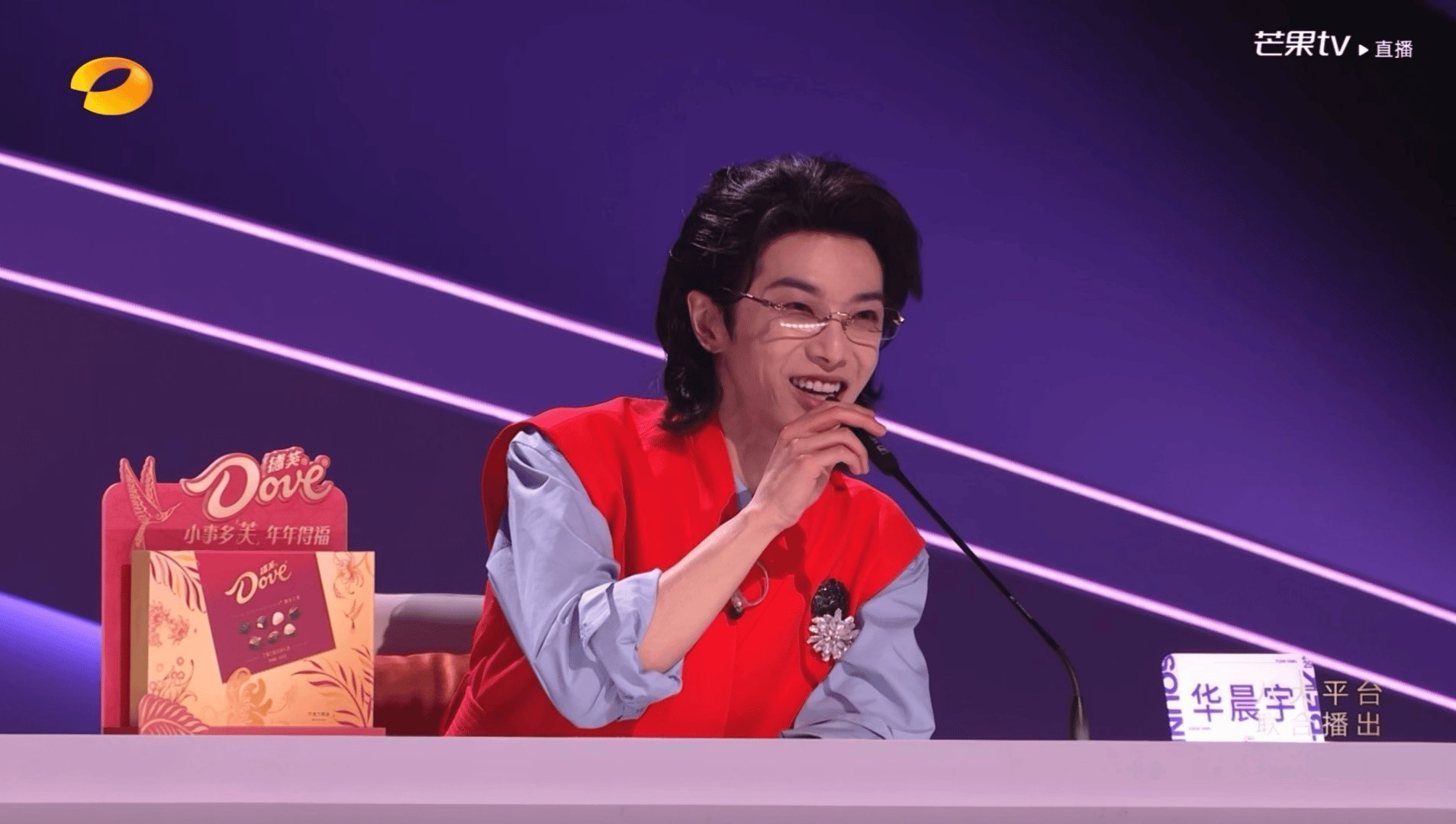 何炅说华晨宇最能扛事又到了难以抉择的时刻三位魔丸导师把这个重任交给了华晨宇，何老